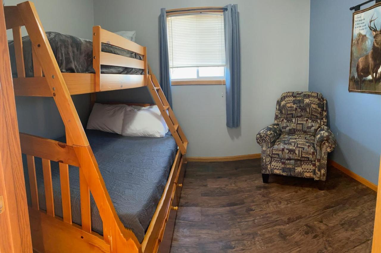 Pelican Motel Pelican Rapids Экстерьер фото
