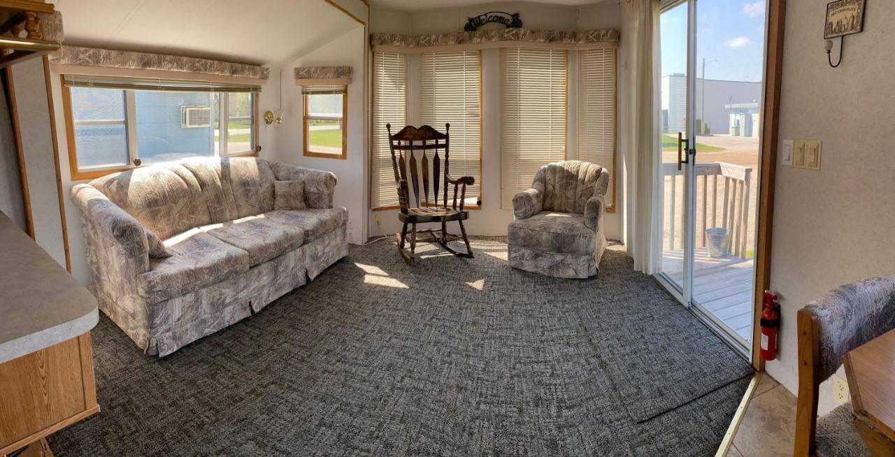 Pelican Motel Pelican Rapids Экстерьер фото