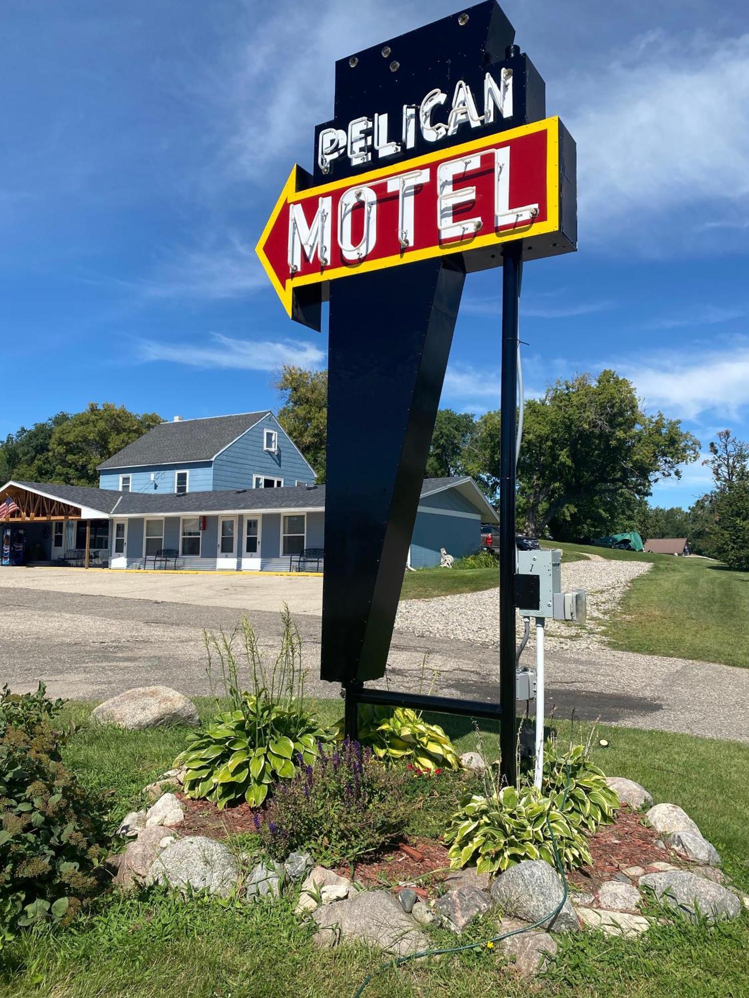 Pelican Motel Pelican Rapids Экстерьер фото